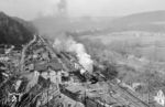 Vom Schloß Wiesenburg aus gelang Michael Malke an einem klaren Wintertag im Februar 1976 das Bild der im Bahnhof Wiesenburg (Sachs) durchfahrenden 58 1562 vor Dg 54307 nach Aue. Einen zweiten Anlauf bei ähnlich klarem Himmel machte die ewig verräucherte DDR zunichte, erst oberhalb von Aue kurz vor Schwarzenberg gab es ähnliche Bedingungen wie eine Woche zuvor. (21.02.1976) <i>Foto: Michael Malke</i>