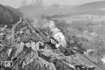 Der Bahnhof Wiesenburg (Sachs) wurde am 15. Mai 1858 eröffnet. Am 11.11.1998 wurde der Bahnhof zum Haltepunkt herabgestuft. Empfangsgebäude und Güterschuppen wurden abgerissen. Im November 2008 weurden zwei neue Bahnsteige rund 100 Meter nach Süden in Richtung Aue auf die andere Seite der Ernst-Schneller-Straße verlegt. Durch die alte Bahnhofsherrlichkeit dampft 58 1562 mit Dg 54307 unter der bekannten Signalbrücke durch. (21.02.1976) <i>Foto: Michael Malke</i>