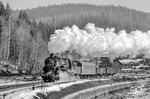 58 1758 dampft mit einem Ng nach Johanngeorgenstadt an der Schwarzwasser bei Antonsthal vorbei. (21.02.1976) <i>Foto: Michael Malke</i>