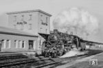 58 1207 dampft durch ihren Heimat-Bf Aue (Sachs). Der Bahnhof war früher der größte Bahnhof an der Strecke Schwarzenberg–Zwickau. Im Zuge der 'Sanierung' der Strecke wurde der Bahnhof nach 2003 auf wenige unbedingt betriebsnotwendige Gleise zurückgebaut. Bahnbetriebswerk, Empfangsgebäude und die meisten Stellwerke wurden abgerissen.  (27.02.1976) <i>Foto: Michael Malke</i>