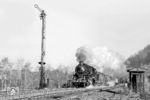 58 1207 passiert mit einem Nahgüterzug nach Johanngeorgenstadt das Einfahrsignal von Erla. (27.02.1976) <i>Foto: Michael Malke</i>