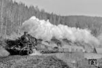 58 1207 ist auf dem Weg nach Johanngeorgenstadt bei Antonsthal unterwegs. (27.02.1976) <i>Foto: Michael Malke</i>