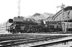 Die 1959 vom Lokomotivbau Karl Marx, Potsdam-Babelsberg (LKM) gebaute Neubaulok 23 1082 gehörte seit Dezember 1959 dem Bw Schwerin an. Während dieser Zeit dürfte sie häufiger Gast in Lübeck gewesen sein, auch wenn gerade einmal 3 Zugpaare über den 1960 eröffneten Grenzübergang Herrnburg bei Lübeck verkehrten. Es waren dies der D 161/162 (Hamburg - Stralsund) sowie D 1061/1062 und D 2061/2062 zwischen Hamburg und Rostock. In Lübeck Hbf übernahmen die Reichsbahnloks den Zug. (08.04.1966) <i>Foto: Klaus D. Holzborn</i>