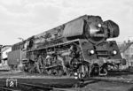 Die Baureihe 01.5 gilt nicht nur als die schönste Konstruktion der Deutschen Reichsbahn, die Rekonstruktion der Vorkriegs-Baureihe 01 mit dem neuen geschweißten Kessel machte sie auch zu einer der leistungsfähigsten deutschen Schnellzug-Dampfloks der Nachkriegszeit. Ab der Betriebsnummer 01 519 erhielten alle Lokomotiven zudem beim Umbau eine Ölhauptfeuerung, welche eine weitere Leistungssteigerung ermöglichte. So konnte die Leistung gegenüber der herkömmlichen 01 insgesamt um rund 260 PS gesteigert werden. 01 0519 präsentiert sich in klassischer Pose in der Triebfahrzeugeinsatzstelle Göschwitz.  (07.02.1975) <i>Foto: Martin Heller</i>