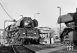 01 519 kann auf eine bewegte Vergangenheit zurückblicken. Am 17. Juni 1936 wurde sie von Henschel & Sohn in Kassel als 01 186 in Dienst gestellt. Nach der Rekonstruktion im Reichsbahn-Ausbesserungswerk (Raw) Meiningen erhielt sie im Februar 1964 die neue Betriebsnummer 01 519. Sie blieb nach ihrer Ausmusterung am 02.10.1982 erhalten und wurde (zusammen mit 01 510, 01 513 und 01 517) zu Heizzwecken an den VEB Brauerei Greifswald abgegeben. Dafür wurde sie auf Kohlefeuerung zurückgebaut. Der Einsatz als Heizlok endete im Oktober 1988 und 01 519 sollte verschrottet werden. Aufgrund eines Kompensationsgeschäfts zwischen dem Liechtensteiner Touristikunternehmen Jelka und der DR für den Einsatz eines Triebwagens VT 601 als IC zwischen Hamburg und Berlin, wurde 01 519 vor dem Schneidbrenner gerettet. Nach einer Hauptuntersuchung im Raw Meiningen konnte 01 519 im Januar 1991 wieder in Betrieb genommen werden. Die Eisenbahnfreunde Zollernbahn (EFZ) mieteten die Lok zunächst an. Im Frühjahr 1996 wurde die Lok endgültig durch die EFZ gekauft und ist seitdem vor zahlreichen Sonderzügen im Einsatz. Zu Reichsbahnzeiten trifft die Saalfelder Lok in der Triebfahrzeugeinsatzstelle Göschwitz auf 41 1155. (02.1975) <i>Foto: Martin Heller</i>