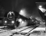 01 0519 im abendlichen Jena Saalbf. Der am 30. April 1874 eröffnete Saalbahnhof entwickelte sich schnell zum heimlichen Jenaer Hauptbahnhof, der von 1909 bis zur Inbetriebnahme des provisorischen Haltepunktes Jena Paradies am 26. September 1999 der wichtigste Fernverkehrshalt der Stadt in Nord-Süd-Richtung war. Sämtliche Züge der Relation Berlin–München hatten hier einen Zwischenhalt. Heute halten im Saalbahnhof nur noch Regionalbahnen. (12.1981) <i>Foto: Martin Heller</i>