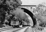 Zwischen Göschwitz und Maua fährt 01 0519 auf dem Weg nach Saalfeld (Saale) unter der Autobahnbrücke der heutigen BAB A 4 durch. Im Gegensatz zum Westen verwendete die DDR in ihrer Wegweisung zu keinem Zeitpunkt Autobahnnummern, lediglich die Fernziele waren auf den Schildern ausgewiesen. Es existierte jedoch ein internes Nummerierungsschema, das nur für Verwaltungszwecke gebraucht wurde. In diesem war der Strecke Eisenach–Dresden die Nummer A 7 zugewiesen. (08.1974) <i>Foto: Martin Heller</i>