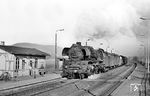 41 1130 dampft mit Dg 55445 nach Probstzella durch den Haltepunkt Kirchhasel. Der Haltepunkt wurde zum 23. Mai 1993 aufgelassen. (06.03.1982) <i>Foto: Thomas Fischer</i>