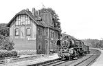 41 1182 rollt mit Ng 66473 nach Saalfeld (Saale) durch den Haltepunkt Zeutzsch. Das Bahnhofsgebäude existiert heute noch, auch wenn es eisenbahnmäßig keine Bedeutung mehr hat. (12.07.1984) <i>Foto: Thomas Fischer</i>