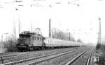 244 045 (Bw Leipzig West) bringt den Leerzug des D 447 bei Leipzig-Mockau zur Abstellung. Bekannt wurde der Zug insbesondere durch die Dampfbespannung mit BR 03 bzw. 41 bis Anfang der 1980er-Jahren zwischen dem Grenzbahnhof Oebisfelde und Magdeburg Hbf. (19.04.1986) <i>Foto: Thomas Fischer</i>
