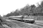 110 497 (Bw Cottbus) mit P 8962 bei Einfahrt in Kerkwitz an der Strecke Cottbus-Guben. Eigentlich warteten die Fotografen hier auf eine Scheineinfahrt mit 44 1412 vor einem DMV-Sonderzug. (14.05.1983) <i>Foto: Thomas Fischer</i>
