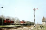 Zugkreuzung mit 112 251 (Bw Sangerhausen) im Bahnhof Stotternheim zwischen Erfurt und Sömmerda. (21.04.1984) <i>Foto: Thomas Fischer</i>