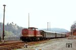 110 292 (Bw Erfurt/Est Weimar) wartet mit ihrem Personenzug P 17510 in Kranichfeld auf die Rückfahrt nach Weimar. Im Hintergrund ist das Oberschloss Kranichfeld zu sehen. Im Winter und Frühjahr 1981/82 wurden die Fristen von Vorkriegs-Liegewagen des Bww Erfurt auf dieser Strecke "abgefahren". Somit ergab sich planmäßig diese schöne Wagengarnitur. (02.05.1982) <i>Foto: Thomas Fischer</i>