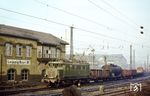 244 069 (Bw Engelsdorf) hatte um 10.52 Uhr den P 5600 aus Altenburg zum Bayrischen Bahnhof in Leipzig gebracht. Als Folgeleistung nahm sie um 11.30 Uhr den Ng 64303 in die Gegenrichtung an den Haken. (22.12.1983) <i>Foto: Thomas Fischer</i>