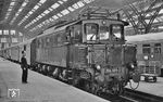 204 001 begann am 03.12.1932 ihre aktive Dienstzeit als E 04 01 beim Bw Leipzig Hbf West. Nach einer unfreiwilligen 'Exkursion' (Reparationsleistung) in die UdSSR kehrte die Lok 1952 in die DDR zurück. Ihre erneute Inbetriebnahme sollte noch bis Juli 1956 dauern. Im April 1976 wurde sie beim Bw Leipzig Hbf West ausgemustert und blieb als Museumslok am Standort Leipzig erhalten. Noch im Planeinsatz steht sie hier vor P 3254 nach Magdeburg im Leipziger Hauptbahnhof. (10.09.1975) <i>Foto: Jürgen Munzar</i>