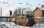 Die Engelsdorfer 244 128-5 in Leipzig-Connewitz. Am 01.02.1943 war die von Henschel/SSW (Fabrik-Nr. 26113) gebaute Lok beim Bw Halle (Saale) in Dienst gestellt worden. Zuletzt beim Bw Weißenfels als Rangierlok im Einsatz, endete ihre aktive Einsatzzeit mit der Z-Stellung am 03.09.1991. Schon am 20. September 1991 folgte der Ausmusterungsbescheid. (24.01.1984) <i>Foto: Thomas Fischer</i>