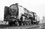 01 153 war im "Interzonenverkehr" aus Erfurt nach Bebra gekommen. Im Februar 1963 wurde sie in 01 508 umgebaut. Auffällig sind die Vollscheibenvorlaufräder, die sonst nur bei der DB-Baureihe 03.10 zu finden waren. (21.06.1960) <i>Foto: Wolfgang Jahn</i>