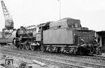 01 153 wartet im Bw Bebra auf die Rückfahrt nach Erfurt. Üblicherweise konnten die DR-Loks hier zwar Wasser nehmen, Kohlefassen war wegen fehlender Westdevisen allerdings tabu. Die Reichsbahn hatte wegen fehlender Steinkohlevorkommen meist nur die Wahl zwischen schlechter einheimischer Braunkohle oder dem russischen "Kosakenkies". Hierbei handelte es sich um minderwertige Kohle mit einem geringen Heizwert aus dem Donezbecken. Dazu war die Körnung relativ fein, wie auf dem Tender zu sehen ist. Man verbrauchte fast doppelt soviel davon wie bei Steinkohle-Feuerung. (21.06.1960) <i>Foto: Wolfgang Jahn</i>