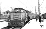106 312 (Bw Erfurt) schleppt einen in der Einfahrt liegen gebliebenen Schnellzug in den Bahnhof Weimar ab. (23.01.1986) <i>Foto: Thomas Fischer</i>