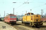 106 317 (Bw Erfurt) neben der ersten 'rosaroten' Lok der Baureihe 250, 250 226 vom Bw Erfurt, in Erfurt Hbf. Die Loks 250 226 bis 250 249 besaßen einen abweichenden, ins Rosa stechenden Außenlack in Oleanderrot. Die Farbe war eine nicht genormte Farbe im TGL-Farbsystem, das auch die Reichsbahn verwendete. Die TGL-Farben waren nach einem spezifischen Standard hergestellte Farben bzw. Farbmuster, die von 1955 bis 1990 in der DDR als "Technische Normen, Gütevorschriften und Lieferbedingungen" (TGL) verbindlich waren und im Gegensatz zu den RAL-Farben nicht nur als Empfehlung galten.  (20.04.1984) <i>Foto: Thomas Fischer</i>