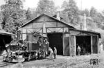 Der Klassiker im heutigen Museums-Bw darf auch nicht fehlen. 99 1582 restauriert nach Ankunft des P 14287 in Jöhstadt, im Schuppen wird gerade 99 1568 ausgewaschen. (20.06.1981) <i>Foto: Thomas Fischer</i>