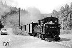 99 1585 trifft mit P 14290 nach Wolkenstein am Abzweig der Straße nach Grumbach auf einen Trabant. Die Eisenbahner auf der Strecke Wolkenstein-Jöhstadt zeichneten sich am Ende durchgehend durch ein sehr hohes Alter aus und warteten mit der Stillegung der Bahn auch auf ihre eigene Pensionierung. Die schlechte Straße, eher eine Schotterpiste, war auch ein Grund des langen Überlebens dieser Bahn - ein Bus hätte da Probleme gehabt. (28.06.1981) <i>Foto: Thomas Fischer</i>