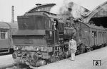 92 6494 (Typ ELNA 6 von Henschel) wurde 1944 an die Bunzlauer Kleinbahnen AG ausgeliefert. Über die Niederlausitzer Eisenbahn-Gesellschaft kam sie 1949 zur DDR-Reichsbahn, die sie als 92 6494 einordnete und auf der ehemaligen Görlitzer Kreisbahn einsetzte. Mit Übernahme der Görlitzer Kreisbahn durch die Deutsche Reichsbahn fuhren die Personenzüge auch den Görlitzer Bahnhof als Endpunkt an. Dort wurde 92 9494 vor einem aus Behelfspersonenwagen der Bauart MCi-43 gebildeten Personenzug angetroffen. Ob die junge Dame das (verbotene) Dampflokfoto kaschieren sollte, ist nicht bekannt. (05.05.1969) <i>Foto: Slg. Gerhard Greß</i>
