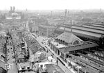 Blick auf den alten Münchener Hauptbahnhof mit dem Erweiterungsbau von 1877 bis 1883, dem Starnberger Flügelbahnhof. Am 1. Mai 1904 erhielt der bisherige Centralbahnhof den Namen "München Hauptbahnhof". Ab 1933 ließen die Nationalsozialisten neue Pläne zum Umbau des Bahnhofs erstellen, der zwischen Laim und Pasing entstehen sollte, was letztlich der Zweite Weltkrieg verhinderte. Bei den Luftangriffen auf München wurde der Bahnhof schwer getroffen, ab 25. Februar 1945 musste der Zugverkehr nach 112 Bombeneinschlägen eingestellt werden. Oberhalb der Schalterhalle des Hauptbahnhofs – übrigens der ursprünglichen Bahnsteighalle aus dem Jahr 1849 – ist auf dem Foto auch die evangelisch-lutherische Pfarrkirche St. Matthäus, genannt Matthäuskirche, zu sehen. Sie war die erste evangelische Kirche Münchens. Der von 1827 bis 1833 errichtete Bau, eine spätklassizistische Rotunde, befand sich an der Sonnenstraße beim Karlsplatz (Stachus) auf Höhe Schwanthaler- und Herzogspitalstraße. Im Juni 1938 veranlasste Gauleiter Adolf Wagner auf Anweisung von Adolf Hitler den Abriss der Kirche. Auf dem ehemaligen Kirchenareal befindet sich heute die Gleisverzweigung der Trambahn für die viergleisige Haltestelle Karlsplatz (Stachus). (1934) <i>Foto: RVM</i>
