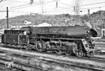 Vom 5. Mai 1940 an war die Strecke zwischen Göschwitz und Camburg (Saale) elektrisch befahrbar, 1946 wurde die Oberleitung aber abgeschaltet und im Rahmen der Reparationsleistungen an die Sowjetunion demontiert. Ab 1967 erreichte den Bahnhof Camburg erneut die aus Richtung Norden kommende neu aufgebaute Oberleitung, die Saalebahn bis Probstzella blieb aber weiterhin ohne Fahrdraht. So mussten in Camburg bis zur erneuten Elektrifizierung im Mai 1995 fast alle Züge, die nach Süden unterwegs waren, umgespannt werden. Im Sommerfahrplan 1976 waren dies z.B. 54 Züge pro Tag. Auch 01 0520 wartet im Bahnhbof Camburg (Saale) auf die Übernahme ihres Zuges. (05.09.1981) <i>Foto: Martin Heller</i>