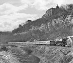 01 0522 mit dem D 504 (Saalfeld/Saale - Berlin-Schöneweide) unterhalb der Dornburger Schlösser bei Dornburg (Saale). (03.1978) <i>Foto: Martin Heller</i>