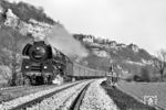 01 0522 mit einem Personenzug nach Saalfeld (Saale) unterwegs zwischen Dornburg (Saale) und Porstendorf. (05.1977) <i>Foto: Martin Heller</i>