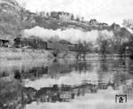01 0525 am Saaleufer unterhalb der Dornburger Schlösser. Diese thronen auf den Kalksteinfelsen des Saaletals mit (von links) Renaissanceschloss aus dem 16. Jahrhundert, Rokokoschloss (18. Jahrhundert) und dem Alten Schloss (im 16. Jahrhundert erbaut auf einer ursprünglichen Königspfalz aus dem 10. Jahrhundert). (03.1980) <i>Foto: Martin Heller</i>