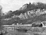 Mit der Saalfelder "Starleistung" des D 504 nach Berlin rollt 01 0525 durch das Saaletal an den Dornburger Schlössern vorbei. Die Lok wird bis Halle (Saale) an dem Zug bleiben. (03.1978) <i>Foto: Martin Heller</i>