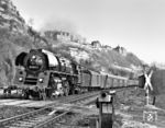 01 0525 vor dem Ensemble der drei Dornburger Schlösser, die am Rand eines Muschelkalkfelsenplateaus über der Saale in Dornburg liegen. (03.1980) <i>Foto: Martin Heller</i>
