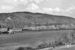 01 0525 mit einem Personenzug nach Camburg im Saaletal bei Etzelbach. Im Hintergrund ist die Burg Weißenburg aus dem Jahr 1248 zu sehen. (05.1980) <i>Foto: Martin Heller</i>