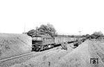 120 026 (Bw Gera) ist am Himmelfahrtstag 1981 mit einem Güterzug in Taubach bei Mellingen (Thür) zwischen Jena und Weimar unterwegs. Vor dem Zweiten Weltkrieg war die Strecke als wichtige Ost-West-Verbindung zweigleisig ausgebaut. Das zweite Gleis wurde im Zuge der Reparationen an die Sowjetunion demontiert. (28.05.1981) <i>Foto: Thomas Fischer</i>