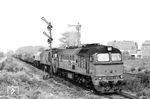 120 134 und 120 154 (beide vom Bw Güsten) fahren mit einem Güterzug aus dem Bahnhof Eickendorf an der Bahnstrecke Magdeburg - Güsten. (20.10.1989) <i>Foto: Thomas Fischer</i>