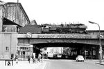 03 096 (Bw Berlin Ostbf) ist mit dem D 111 aus Köln im damaligen Grenzbahnhof Berlin Friedrichstraße eingetroffen. Nach dem 13. August 1961, dem Tag der Errichtung der Berliner Mauer, wurde der Bahnhof nach einer provisorisch organisierten Übergangsphase in eine stark befestigte und überwachte Grenzübergangsstelle ausgebaut. (07.1969) <i>Foto: Jürgen Munzar</i>