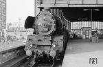 03 154 war bereits seit Januar 1935 durch ihre Stationierung beim Bw Grunewald in Berlin heimisch geworden. Damals besaß sie eine paraboloidförmige Verkleidung der Rauchkammer (vgl. Bild-Nrn. 20156, 41356 und 41357). Auch nach dem Zweiten Weltkrieg war sie temporär immer wieder in Berlin stationiert, diesmal beim Bw Ostbahnhof. In der Ostbahnhofer Stationierungszeit vom 11.08.1966 vom 17.09.1969 besuchte sie auch den Bahnhof Berlin Zoologischer Garten. (07.1969) <i>Foto: Jürgen Munzar</i>