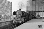 Nach kurzem Aufenthalt fährt 03 154 in Berlin Zoologischer Garten mit dem D 1393 "Warszawa Express" (Hoek van Holland - Warschau) weiter zur Grenzübergangsstelle Berlin Friedrichstraße. Die Lok besitzt den Kessel der 22 009, den sie am 3. März 1969 im RAW Meiningen erhalten hatte. (07.1969) <i>Foto: Jürgen Munzar</i>