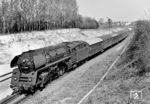 01 0529 fährt mit einem Personenzug nach Saalfeld (Saale) in Unterwellenborn ein.  (05.1980) <i>Foto: Martin Heller</i>