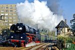 1990 startete Robin Garn das Prinzip des neuen umlagefinanzierten Plandampfes bei der Reichsbahn, das die Dampflok nochmals in die obere Liga der Züge führen sollte. Es begann am 3. Oktober 1990 mit dem dampfgeführten D 502, der um 5.19 Uhr den Bahnhof Saalfeld (Saale) verließ. Auch wenn hier 01 1531 "nur" den P 3003 in Jena am Haken hat, war es der Start für eine einzigartige Erfolgsgeschichte, der später durch die neue DB AG langsam abgewürgt wurde, passten die rauchenden Loks doch nicht mehr zum selbsternannten Image einer modernen Bahn. (03.10.1990) <i>Foto: Wolfgang Bügel</i>