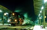 Der nächste Plandampftag begann am frühen Morgen um 5.20 Uhr mit dem P 4000 und 01 1531 im Bahnhof Saalfeld (Saale). (04.10.1990) <i>Foto: Wolfgang Bügel</i>