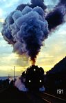 Da sich bei eher durchwachsener Wetterlage der Plandampf am 4. Oktober auf die Strecke nach Weimar verlagerte, blieb auf der Saalebahn nur der abendliche P 3003 übrig, der mit 01 1531 den Bahnhof Orlamünde verlässt. (04.10.1990) <i>Foto: Wolfgang Bügel</i>