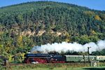 01 1531 ist mit dem D 501 nach Saalfeld (Saale) bei Uhlstädt vorbei. Die drei am Plandampf beteiligten Lokomotiven 01 1531, 41 1185 und 41 1231 fuhren an den drei Tagen insgesamt 2120 km. (05.10.1990) <i>Foto: Wolfgang Bügel</i>