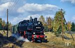 Die nächste Plandampfveranstaltung organisierte der Verein Sächsischer Eisenbahnfreunde (VSE) mit 86 1049 der Einsatzstelle Pockau-Lengefeld. Bevor ihre Kesselfrist ablief, fuhr sie zwischen Pockau und Marienfeld. Bei Marienfeld-Gelobtland war sie vor der eigentlichen Veranstaltung mit einer Lastprobefahrt unterwegs. (19.10.1990) <i>Foto: Slg. Wolfgang Bügel</i>