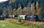 86 1049 fährt nach Pockau-Lengefeld ein. Die Güterwagen waren für die Plangüterzüge vorgesehen, die am Folgetag gefahren wurden. (19.10.1990) <i>Foto: Slg. Wolfgang Bügel</i>