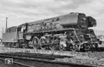 In voller Schönheit präsentiert sich 01 0534 in ihrer Heimat Saalfeld (Saale). Die Lok entstand im April 1965 aus der Rekonstruktion von 01 203 (Henschel, Baujahr 1937). Ab November 1982 war sie als Heizlok beim VEB Zetti Schokoladen und Zuckerwaren Zeitz tätig. Ihre Ausmusterung erfolgte am 14.06.1984, bis 31.08.1984 wurde sie in Halle (Saale) P zerlegt. (06.1977) <i>Foto: Martin Heller</i>
