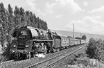 01 0534 fährt mit einem Personenzug aus dem Haltepunkt Jena-Zwätzen. (08.1975) <i>Foto: Martin Heller</i>