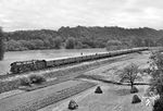Mit dem D 504 nach Berlin-Schöneweide rollt 01 1518 (Bw Saalfeld/Saale) bei Maua durch das Saaletal. Der nächste Halt des Zuges wird in wenigen Kilometern Jena Saalbf sein. (06.1980) <i>Foto: Martin Heller</i>
